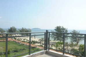 A balcony with a view of a beach and ocean. - 520 Seaview Hotel (Sihanoukville)