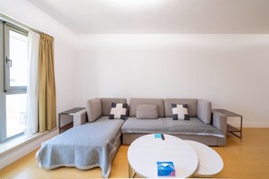Căn hộ Superior, 2 phòng ngủ, bếp, quang cảnh thành phố | Phòng khách | Smart TV