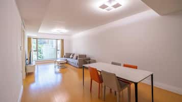 Superior-Apartment, 2 Schlafzimmer, Küche, Stadtblick | Wohnzimmer