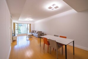 Leilighet – superior, 2 soverom, kjøkken, byutsikt | Oppholdsrom | Smart-TV