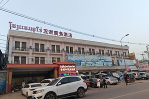 Self parking - Wu Zhou Shang Wu Hotel (Vientiane)