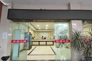 Un espace d’accueil comprenant un comptoir de réception, un espace d’attente et un bureau d’accueil.