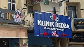 A building with a sign for 'CHIN SAM MING' and 'HOTEL ECLINCE'.