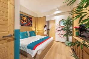A bedroom with a bed, wooden walls, a plant, and a mirror. - Shin Hotel Chinatown (Bangkok)