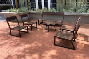 Mobiliario exterior con sillas y una mesa.