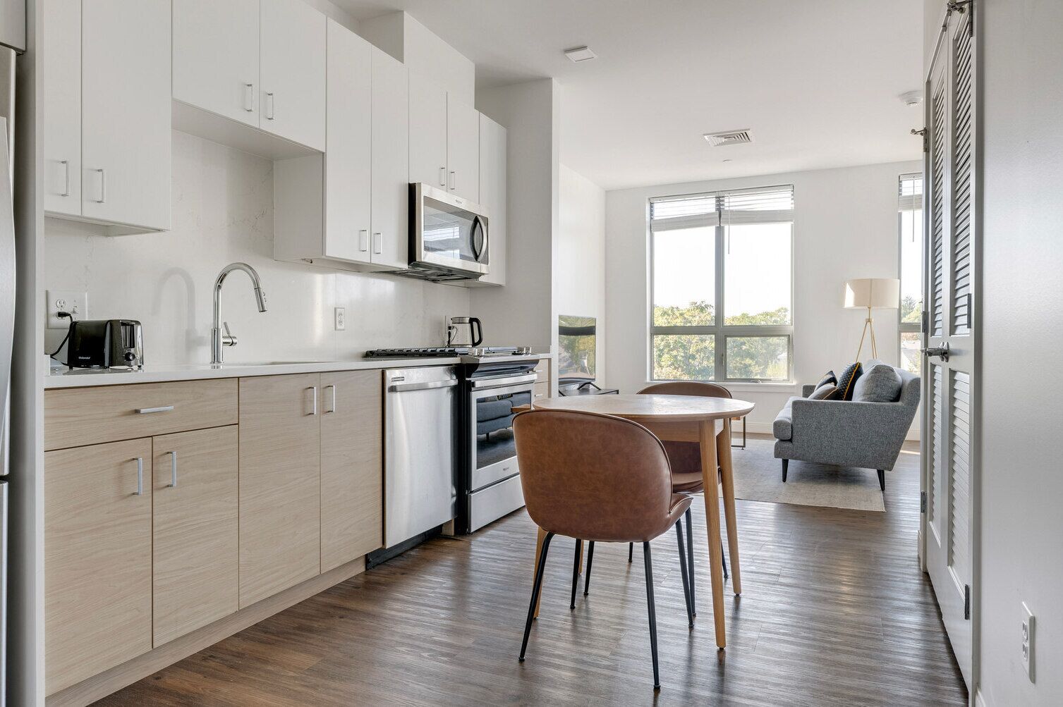 冷蔵庫、電子レンジ、オーブン、コンロ