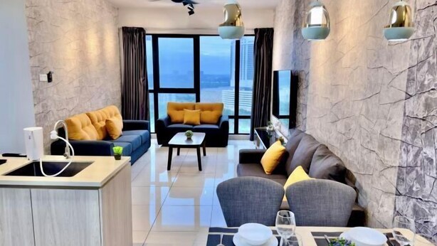 Une chambre d’hôtel moderne dotée d’un coin repas, d’un canapé, d’une table basse et offrant une vue sur la ville.