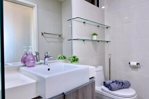 Bathroom - MidValley Southkey Mosaic 6-9pax Netflix-SmartTV70inch (Plentong)