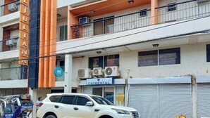 Un edificio de varios pisos con una clínica dental en la planta baja.