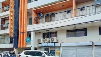Un edificio de varios pisos con un cartel que indica 'Hotel Templiana' en la fachada.