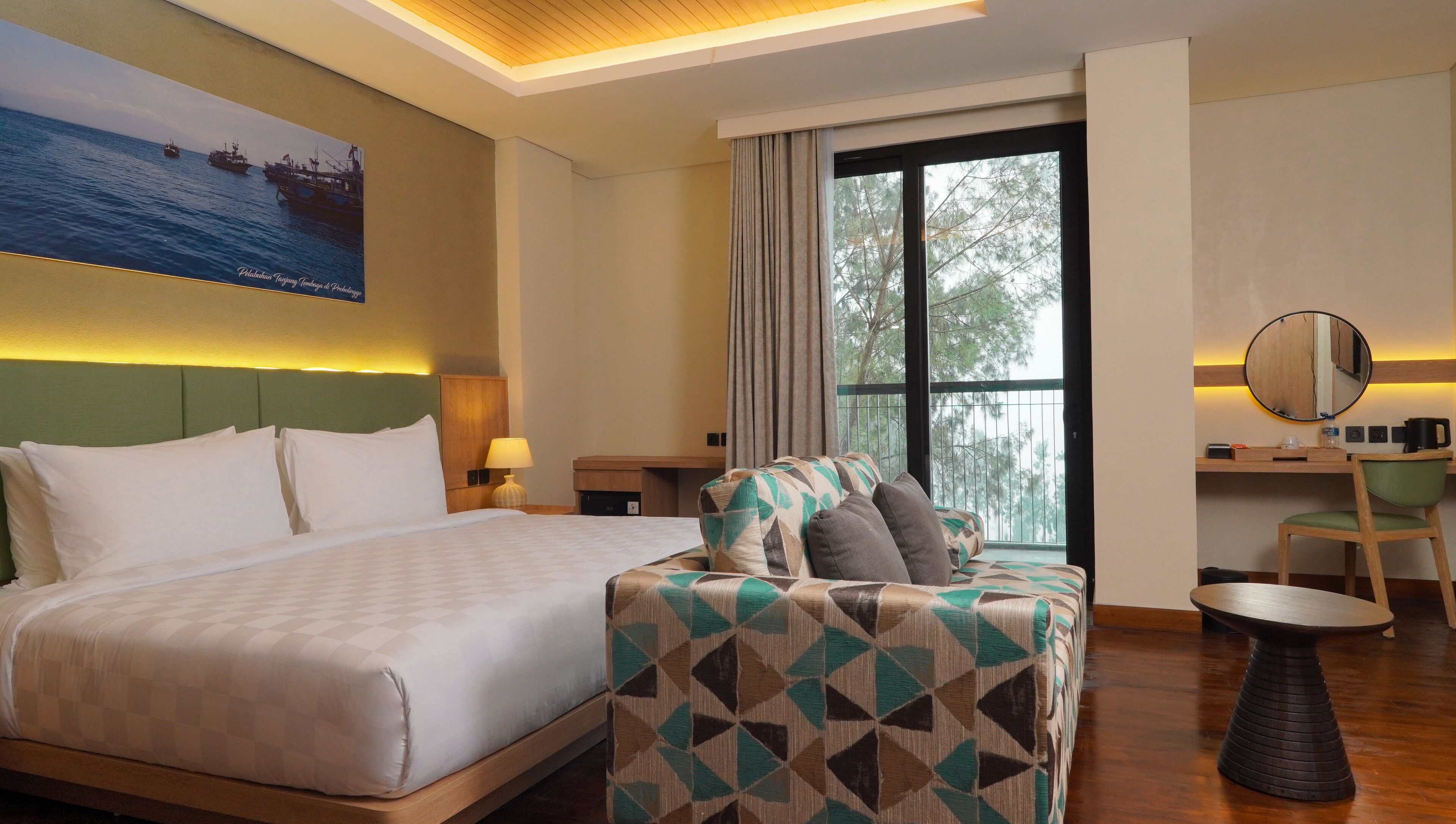 Junior tweepersoonskamer | Een kluis op de kamer, een laptopwerkplek, een strijkplank/strijkijzer