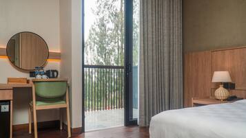 Kamar Double atau Twin Deluks, pemandangan taman | Brankas, ruang kerja ramah laptop, dan setrika/meja setrika
