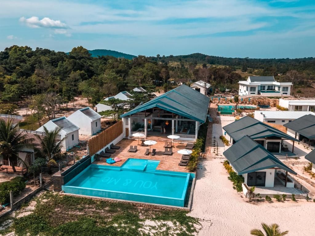 Ein Resort mit Swimmingpool, mehreren Villen und einer Bergkulisse.