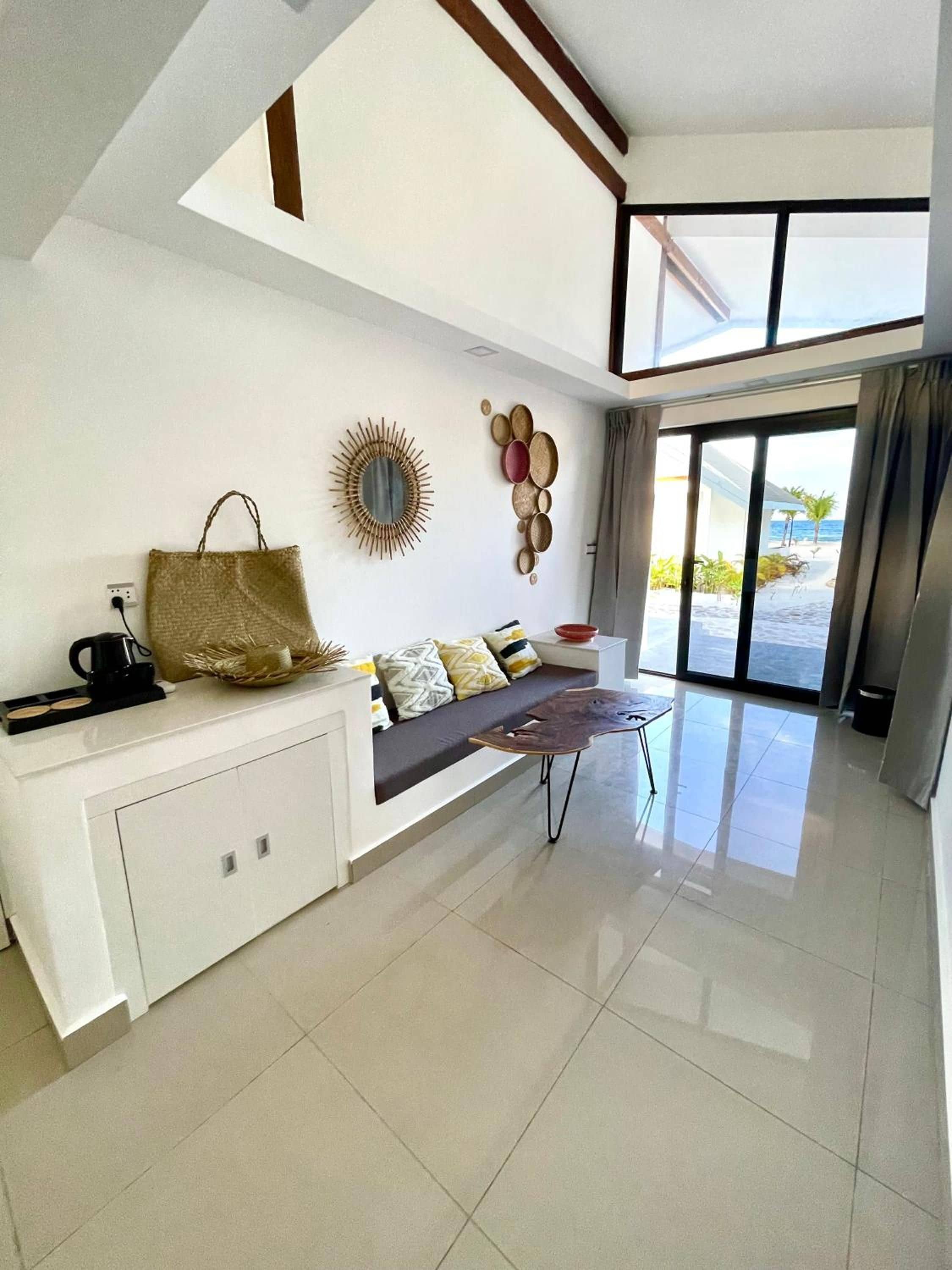 Uma sala de estar moderna com sofá, mesa de centro e arte decorativa na parede.