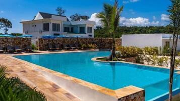 Kolam renang outdoor