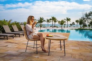 Outdoor pool - You&Me Resort (Sihanoukville)