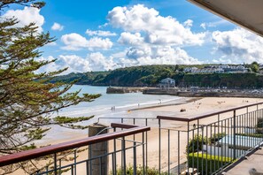 1 bedroom - 33 Beach Court - Direct Beach Access Sea Views (Saundersfoot)