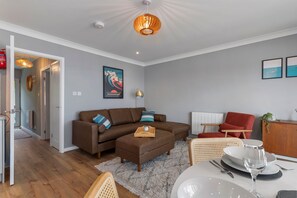 1 bedroom - 33 Beach Court - Direct Beach Access Sea Views (Saundersfoot)