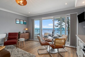 1 bedroom - 33 Beach Court - Direct Beach Access Sea Views (Saundersfoot)