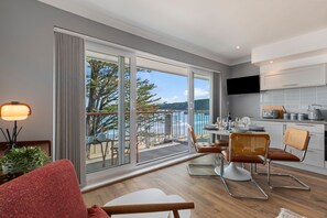 1 bedroom - 33 Beach Court - Direct Beach Access Sea Views (Saundersfoot)