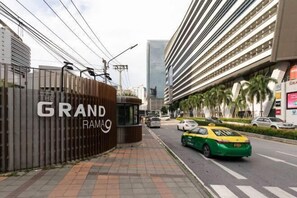 Exterior - Bella Rama 9 Apartment Bangkok [near central rama 9 shopping mall + Phra Rama 9 subway station] (Bangkok)