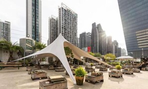 Outdoor dining - Bella Rama 9 Apartment Bangkok [near central rama 9 shopping mall + Phra Rama 9 subway station] (Bangkok)