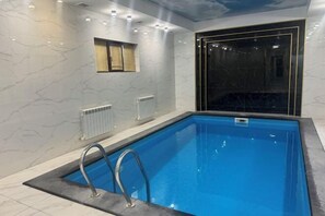 Kolam renang tertutup