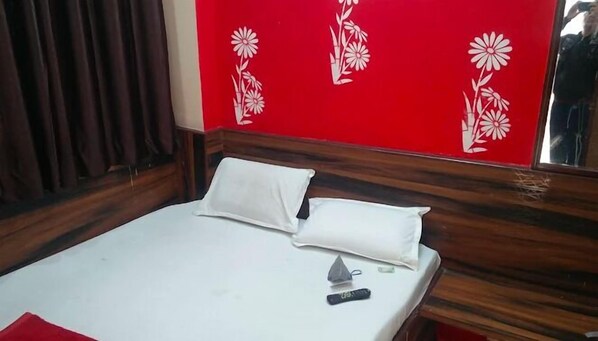 Deluxe Room | Desk, free WiFi
