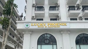 Un immeuble sur lequel on peut lire l’inscription : « Lucky Phoenix Hotel & Apartments ».