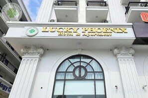 A Lucky Phoenix Hotel & Spa külső megjelenése: feltűnő bejárattal és nagy, íves ablakkal.