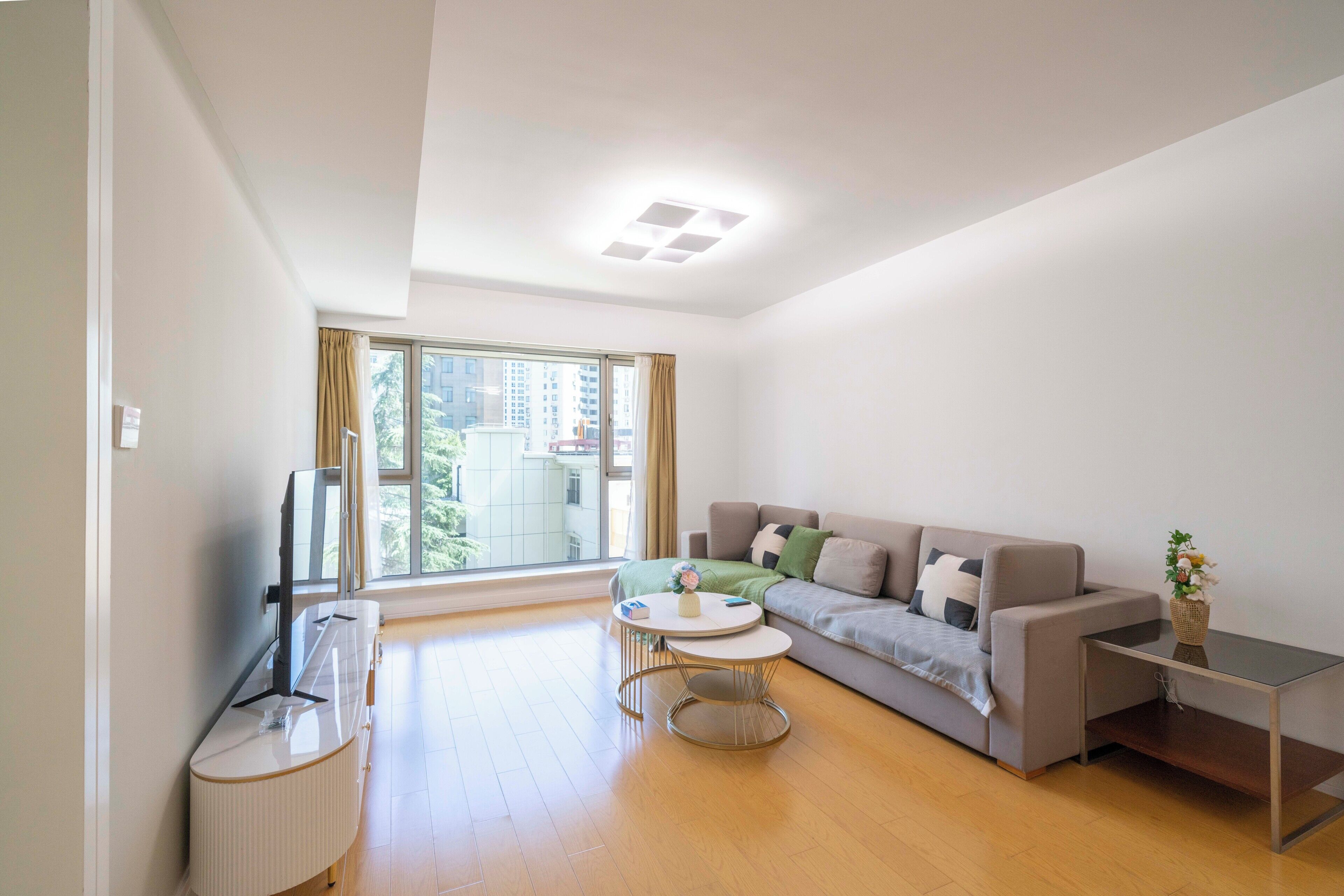 高级公寓, 2 间卧室, 厨房, 城市景观 | 客厅 | 智能电视