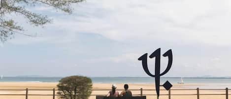 Privat strand i närheten och volleyboll