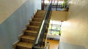Una scala con ringhiera in metallo che conduce a un livello inferiore.