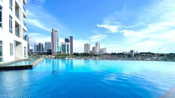 Une piscine avec vue sur le paysage urbain.