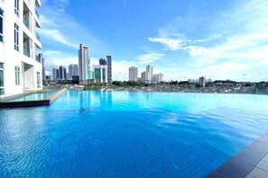 Une piscine avec vue sur le paysage urbain.