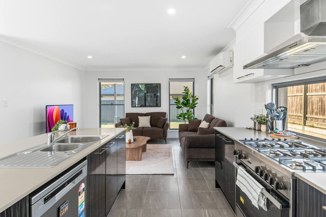 Kühlschrank, Mikrowelle, Ofen, Geschirrspüler