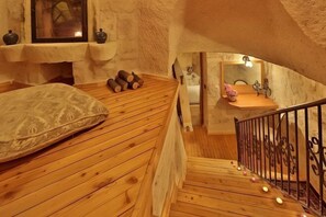 Cribs/infant beds