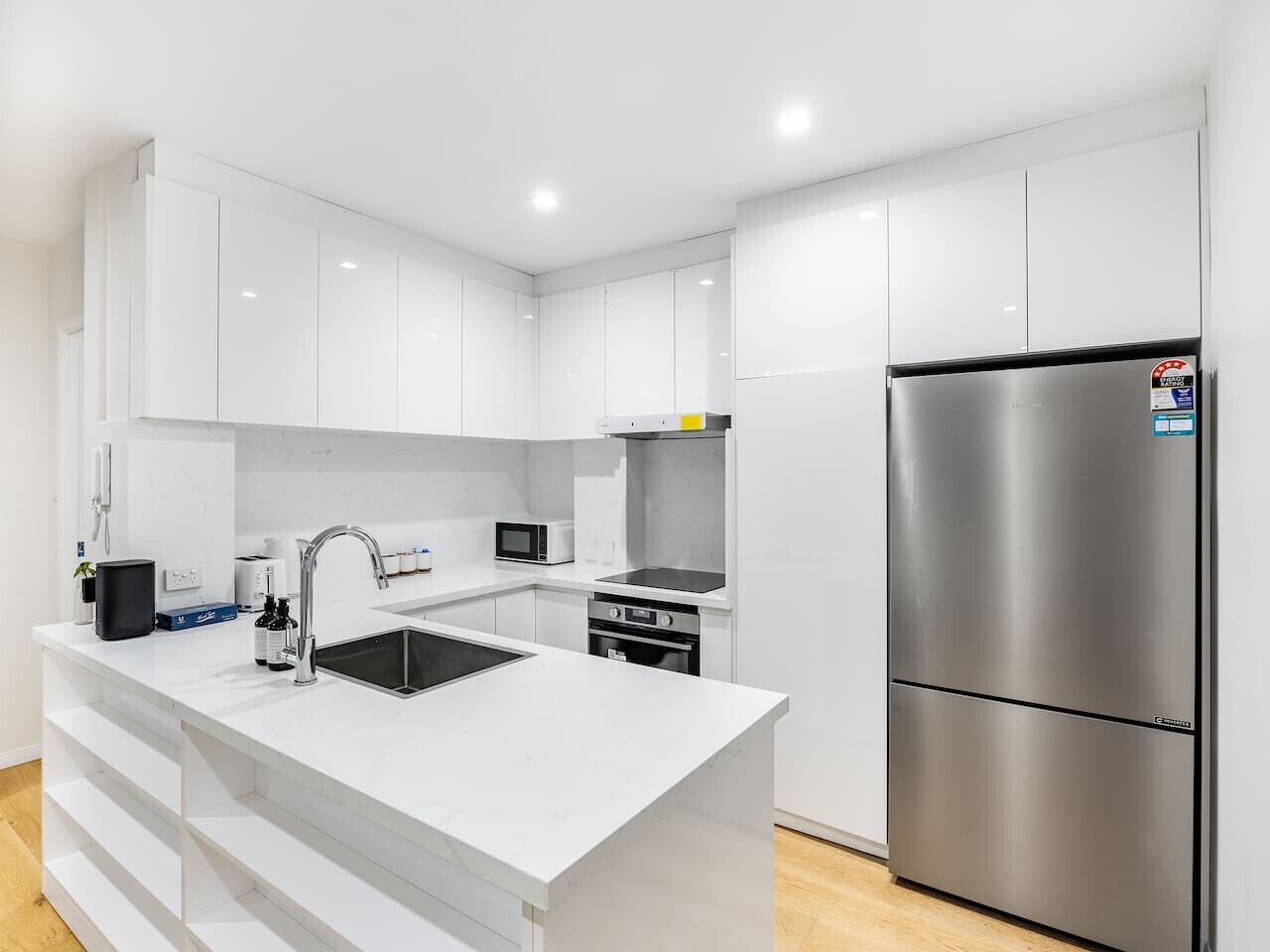 Kühlschrank, Mikrowelle, Ofen, Herdplatte