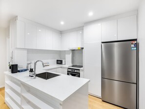 Fridge, microwave, oven, stovetop - Spacious 3BR Getaway | Great Location & Comfort (Indooroopilly)