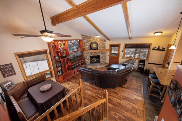 Televisión y chimenea 