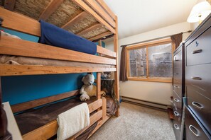 3 bedrooms, iron/ironing board, Internet, bed sheets
