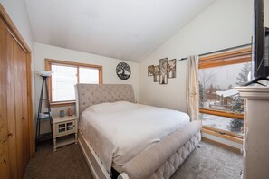 3 habitaciones, tabla de planchar con plancha, internet y ropa de cama 