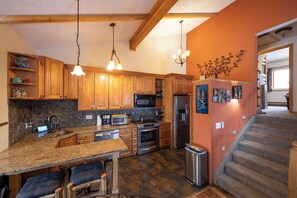 Microwave, oven, stovetop, dishwasher -  Best Value: Private Hot Tub, Pet Friendly, Game/TV Room, Sauna, Fireplace (Silverthorne)