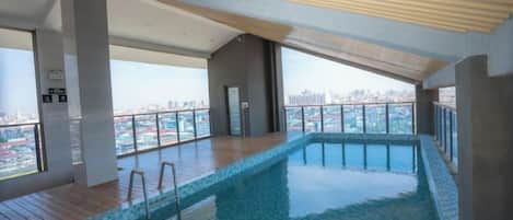 Una piscina interior con vistas a la ciudad.