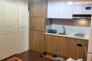 Private kitchen - Near Manila Airport. Lovely "HOTEL STYLE" Studio Condo, With Kitchenette + Swimming Pool, 7A (Paranaque)