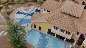 Outdoor pool - Near Manila Airport. Lovely "HOTEL STYLE" Studio Condo, With Kitchenette + Swimming Pool, 7A (Paranaque)
