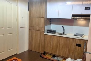 Unclassified image, 2 of 36, button - Near Manila Airport. Lovely "HOTEL STYLE" Studio Condo, With Kitchenette + Swimming Pool, 7A (Paranaque)