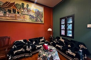 Lobby lounge - Lao Hmong Hotel(Luang Prabang Old Town Center Store near JC Supermarket) (Luang Prabang)