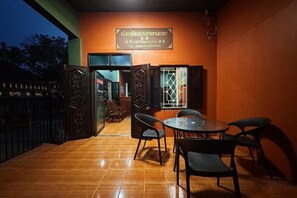 تناول الطعام بالخارج