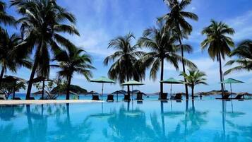 Kolam renang outdoor